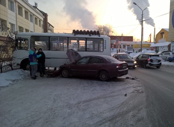 Происшествия, Томские новости, авария дтп врезались пострадали инцидент дорожная обстановка сводка происшествий ситуация на дорогах Маршрутка столкнулась с иномаркой в Томске