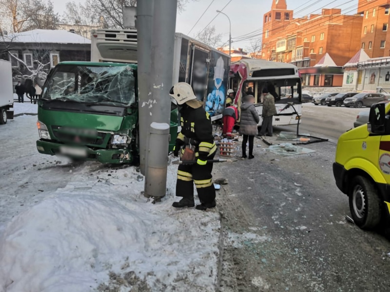 Происшествия, Томские новости, авария дтп врезались пострадали сводка происшествий дорожная обстановка Троллейбус врезался в стоящий грузовик в Томске