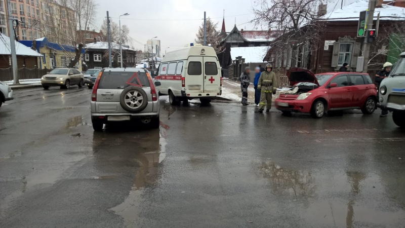 Происшествия, Томские новости, авария врезались пострадали инцидент пробки дорожная обстановка Toyota и Honda столкнулись в Томске на пересечении Красноармейской и Герцена