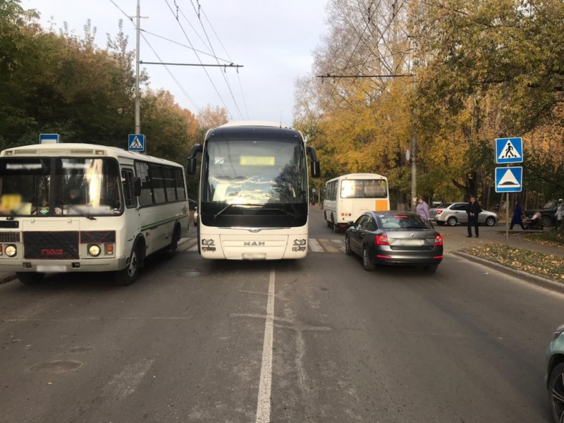 Происшествия, Томские новости, авария дтп врезались пострадали сводка происшествий дорожная обстановка Пешеход попал под колеса автобуса в Томске
