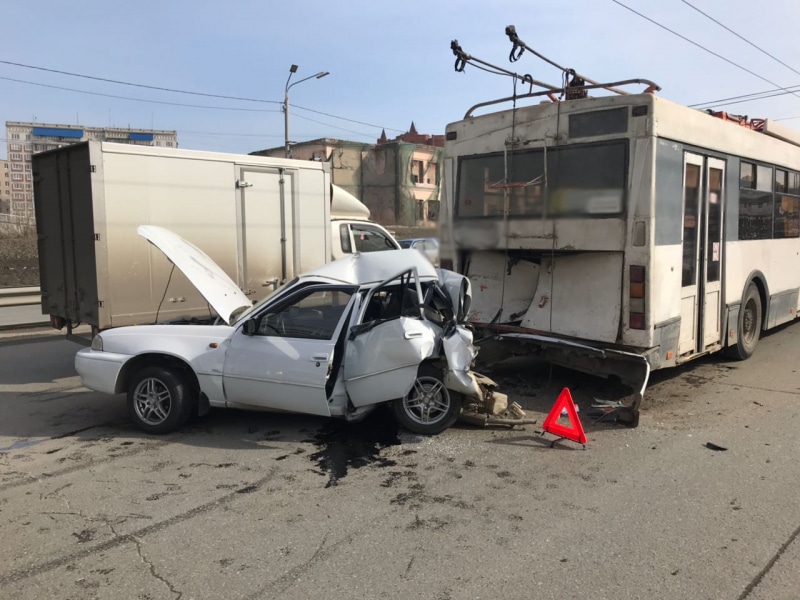 Происшествия, Томские новости, троллейбус авария ДТП столкновение врезались на пушкина сводка происшествий дорожная обстановка Троллейбус столкнулся с иномаркой в Томске, пострадал один человек