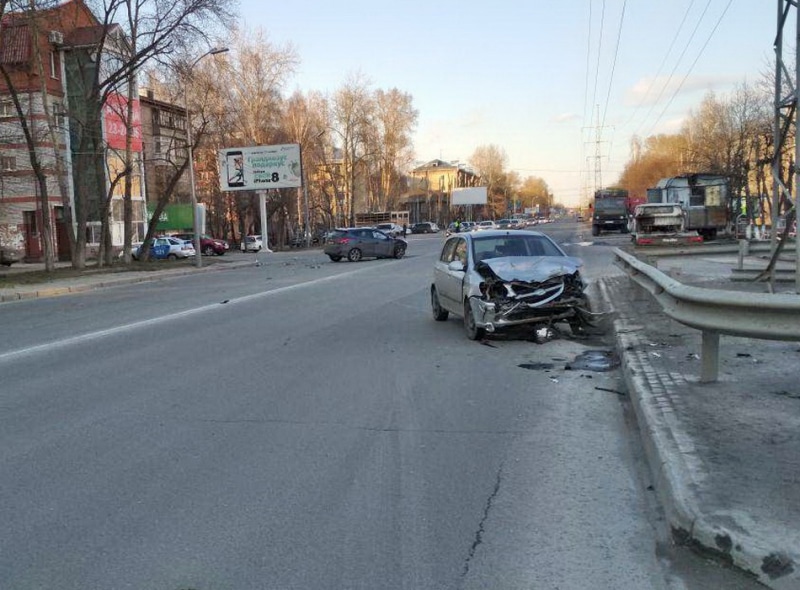 Происшествия, Томские новости, авария ДТП врезались столкновение Три человека пострадали при столкновении иномарок в Томске