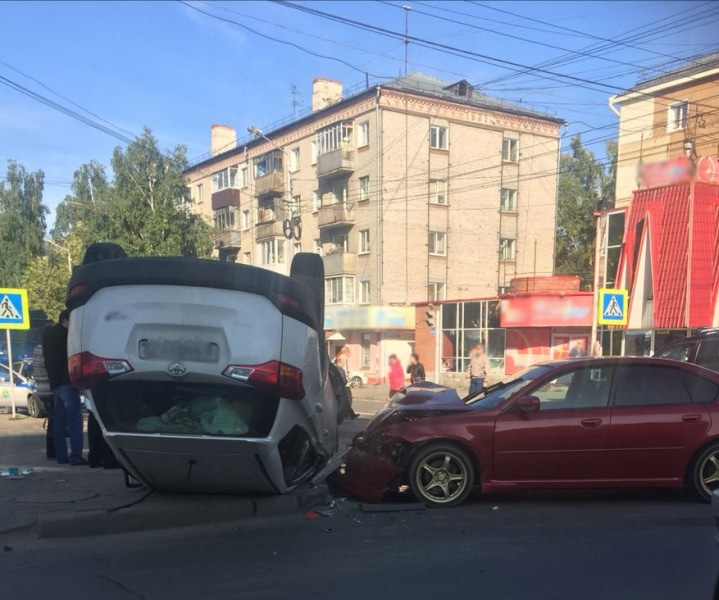 Происшествия, Томские новости, авария ДТП врезался столкнулись перевернулся опрокинулся Тойота и субару субарик Toyota перевернулась при столкновении с Subaru в Томске