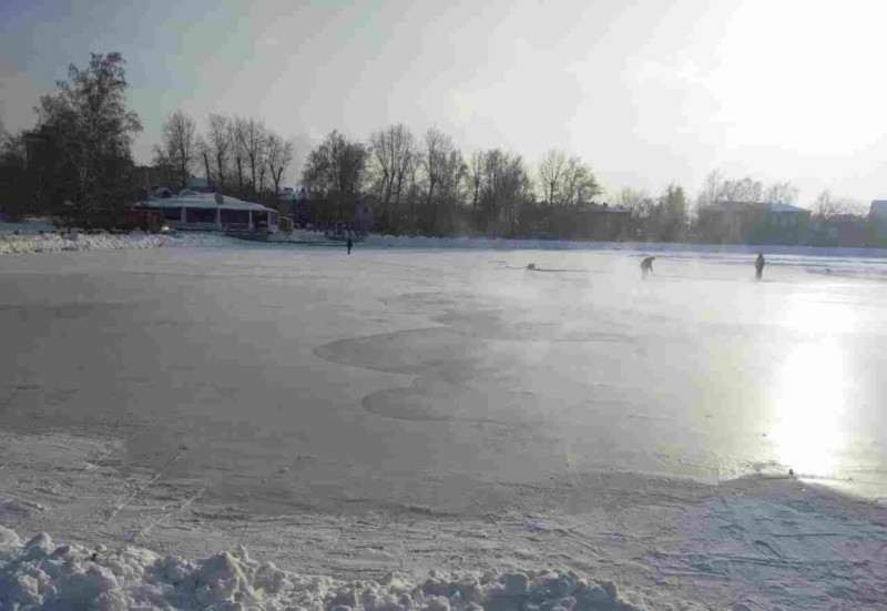 Городское благоустройство, Отдых, Томские новости, белое озеро каток город новый год благоустройство В Томске заливают каток на Белом озере