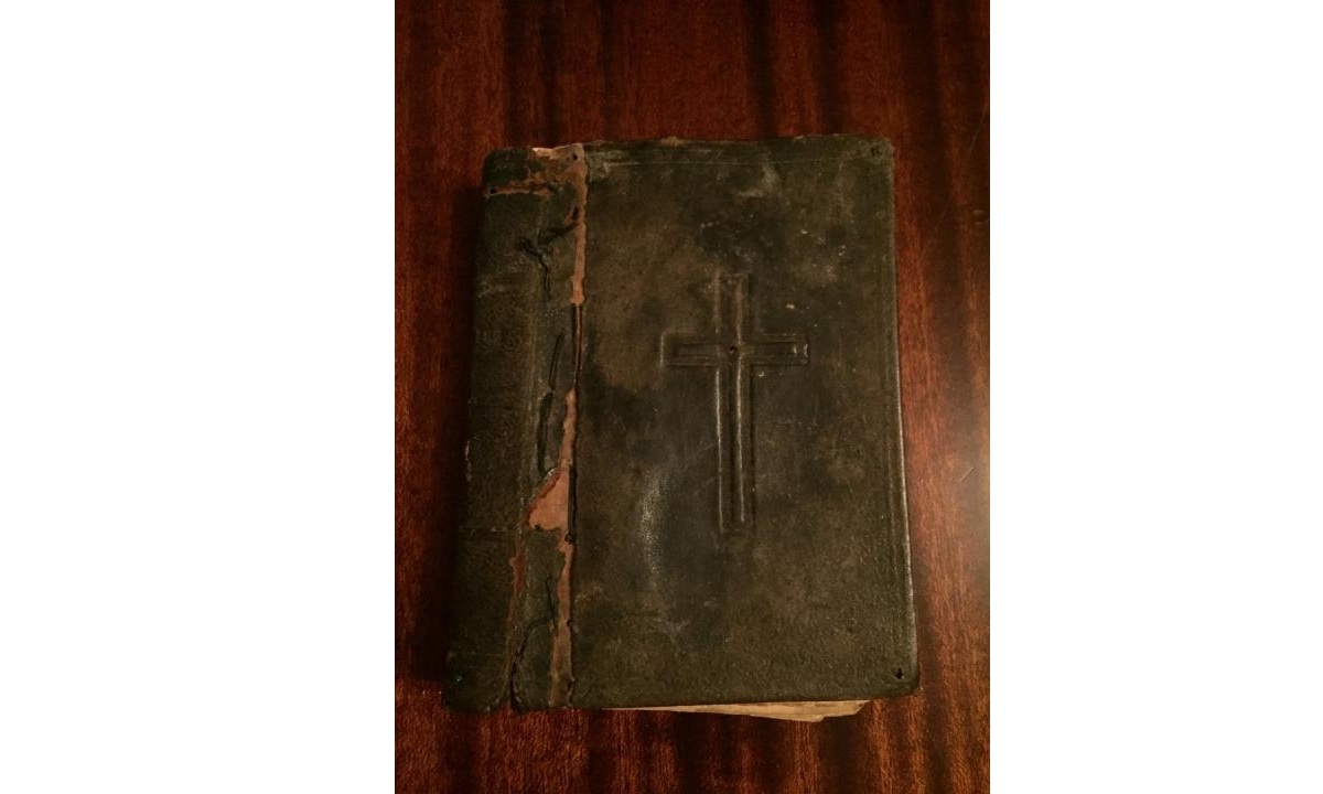 Книги, Томские новости, библия книга продажа старые книги в Томске Северчанка продает 300-летнюю библию