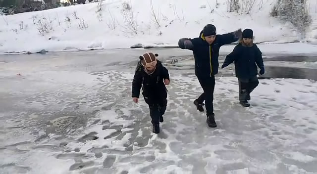 Происшествия, Томские новости, лед провалился упал под лед пострадал ребенок чуть не утонул вытащили спасение на льду Подростки спасли провалившегося под лед мальчика в Томске