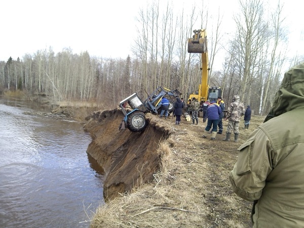 Происшествия, Томские новости, упали в реку утонули на тракторе дорожная обстановка сводка происшествий Трактор упал в реку в Томской области