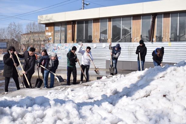 Городское благоустройство, Томские новости, рыхление снега ТОСы уборка субботник Студенты, представители ТОСов и районных администраций вышли на весеннюю уборку в Томске